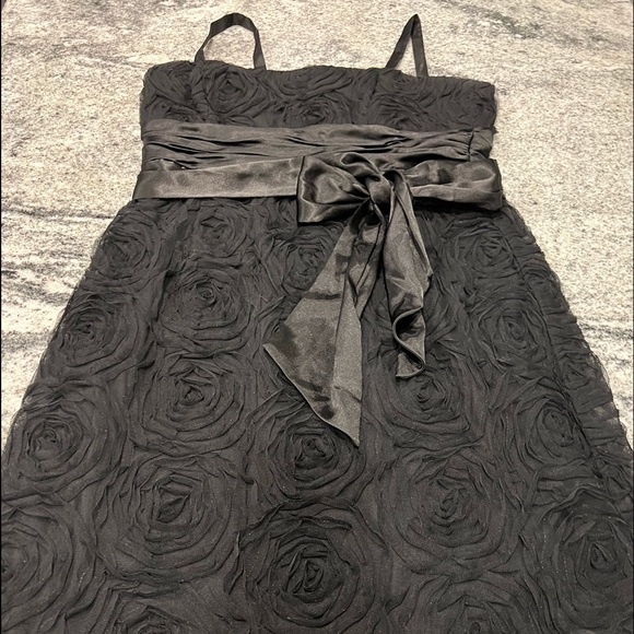 Size 12 Kathy Roberts Knee Length Formal Black Dress with Bow and Roses pattern - Picture 2 of 8